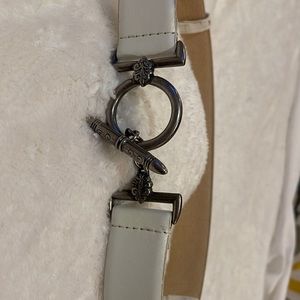 Women’s leather belt with toggle buckle